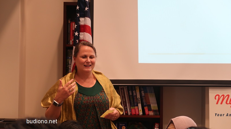 christine hessler head of public relationship us consulate general surabaya
